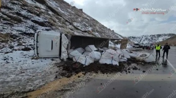 Արագածոտնում բեռնատարը դուրս է եկել երթևեկելի գոտուց, բախվել հողաթմբերին և կողաշրջվել