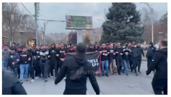 Фанаты перед матчем Армения-Грузия прошли маршем, требуя отставки главы ФФА