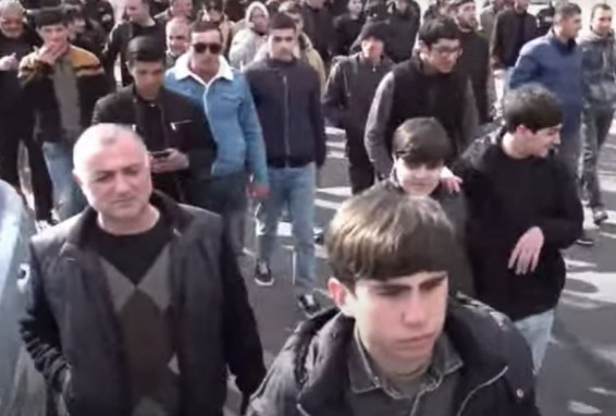 В Ереване прошло шествие в поддержку Тиграна Улубабяна из Арцаха, который заявил об избиении полицейскими