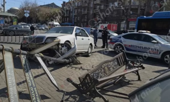 Բախվել են 20 համարի ավտոբուսն ու «Mercedes»-ը. վիրավորներ կան