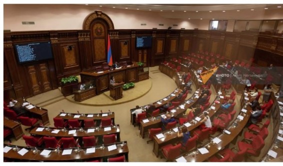 Парламент Армении лишил депутатской неприкосновенности Овика Агазаряна и Тарона Маркаряна