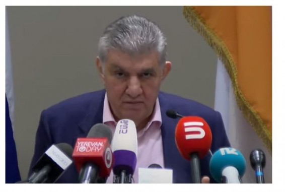 Стало известно о том, что Ара Абраамяна 5 часов держали в аэропорту 
