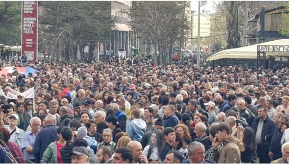 Митинг в защиту прав вынужденных переселенцев из Нагорного Карабаха проходит в Ереване