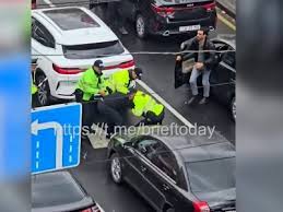 Երևանում պարեկները մեքենայից հանում են խցանման մեջ սպասող վարորդին և ուժի գործադրմամբ գետնին պառկեցնում (վիդեո)