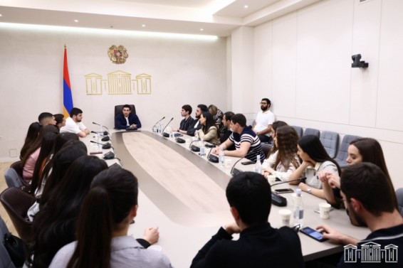 Լևոն Քոչարյանը ԱԺ-ում փորձաշրջան անցնող ուսանողների հետ է հանդիպել