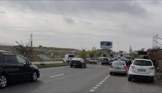 Жители Прошяна отказываются открывать дорогу: на акцию прибыли красные береты