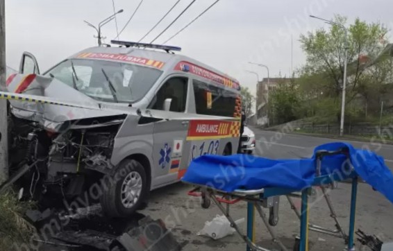 Շտապօգնության մեքենան բախվել է էլեկտրասյանը․ զոհ կա