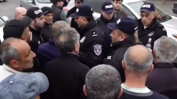 Жители сел Прошян и Касах вновь перекрыли трассу Ереван-Аштарак