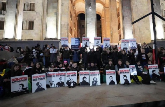 Протестующие в Тбилиси провели ночь возле здания парламента