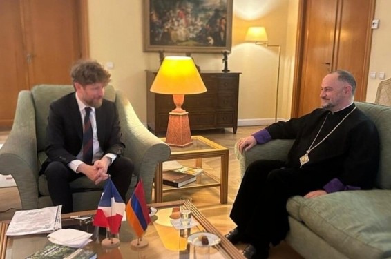 Օլիվիե Դըկոտինյին հանդիպել է Ֆրանսիայի թեմի առաջնորդ Հոգեշնորհ Տ. Գրիգոր վարդապետ Խաչատրյանի հետ