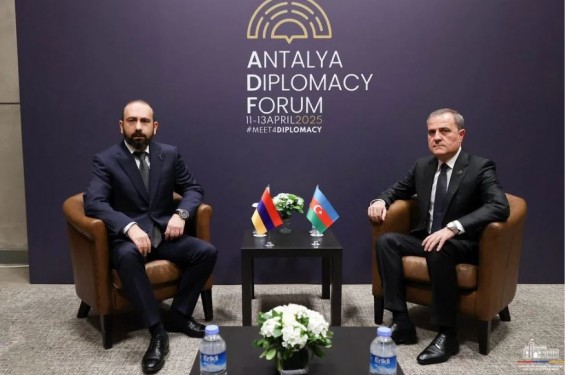 Главы МИД Армении и Азербайджана провели встречу на полях Анталийского форума