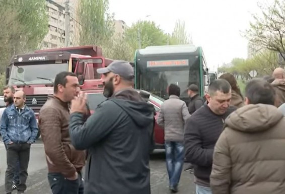 Группа ереванцев перекрыла Егвардское шоссе, протестуя против действий застройщика. В мэрии отреагировали