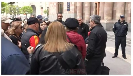 Более 2 тыс. бизнесменов подписали петицию против роста налогов: акция у кабмина Армении