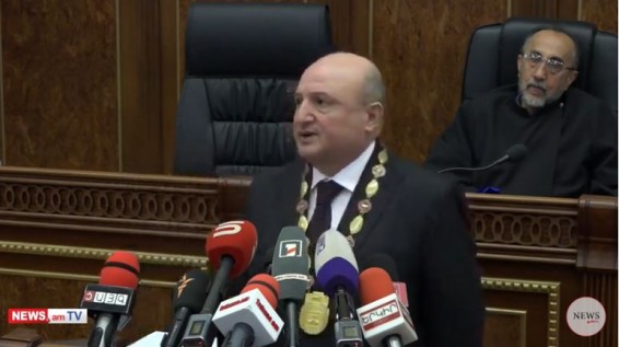 В Гюмри проходит инаугурация новоизбранного мэра от оппозиции Вардана Гукасяна