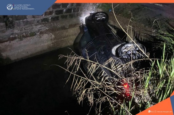 Փրկարարներն ավտոմեքենան դուրս են բերել ջրանցքից