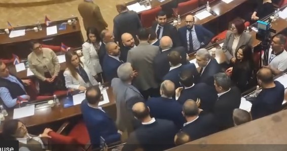 Հանգստացի, արա՛, հլը հոպ. «խփոցի» ԱԺ-ում (տեսանյութ)
