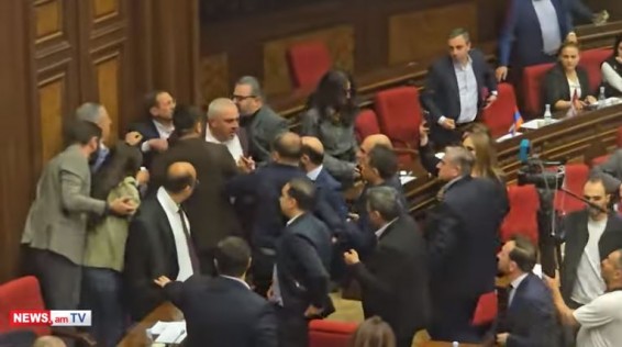 Спикер парламента Армении спровоцировал массовую потасовку в Национальном Собрании