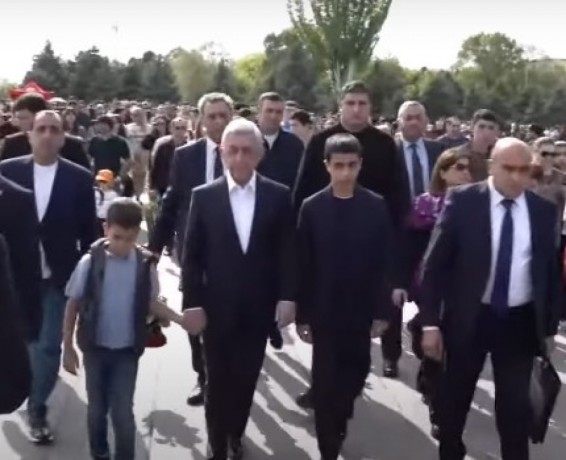 ՀՀ երրորդ նախագահ Սերժ Սարգսյանը հարգանքի տուրք է մատուցել Հայոց ցեղասպանության զոհերի հիշատակին (Տեսանյութ)