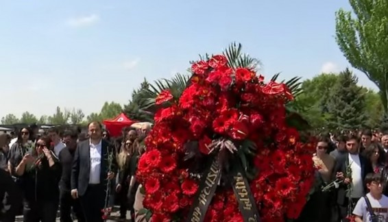 Գագիկ Ծառուկյանի անունից ծաղկեպսակ է դրվել Ծիծեռնակաբերդի հուշահամալիրում (Տեսանյութ)