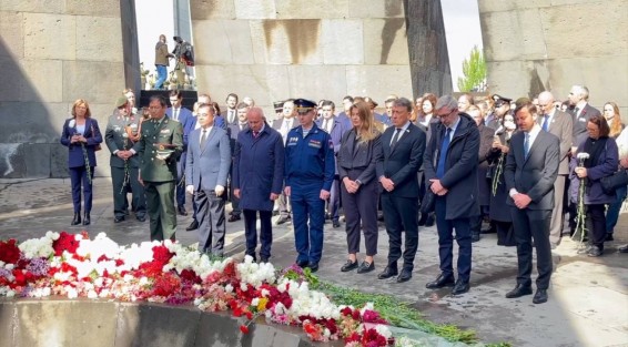 Ռուսաստանի դեսպանն ու պաշտպանության հարցերով կցորդը Ծիծեռնակաբերդում հարգանքի տուրք են մատուցել Հայոց ցեղասպանության զոհերի հիշատակին