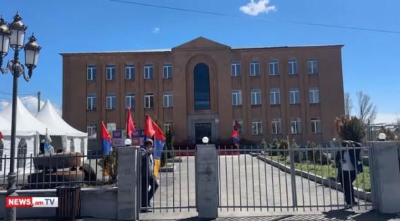 Никол Пашинян и Анна Акопян отмечают День гражданина в Апаране
