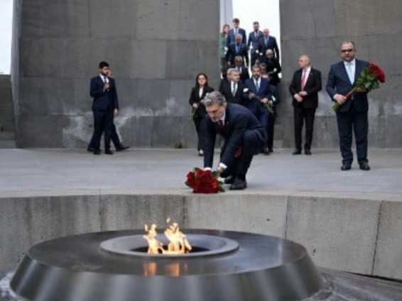 Президент Грузии возложил цветы в Мемориале жертвам Геноцида армян
