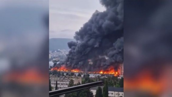 Сильный пожар вспыхнул на вещевом рынке в центре Тбилиси