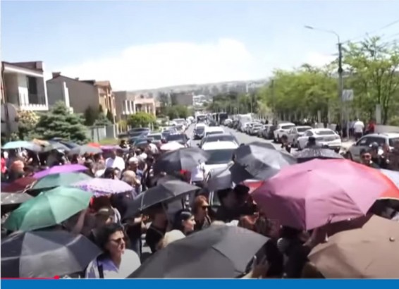 «Ար-դա-րու-թյուն». կոնյակագործները բողքի ակցիա են իրականացնում Վրաստանի դեսպանատան առաջ