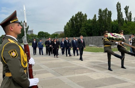 Премьер-министр Словакии возложил венок к Мемориалу Геноцида армян