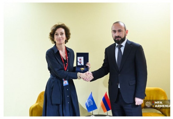 Генсеку ЮНЕСКО вручили армянский 