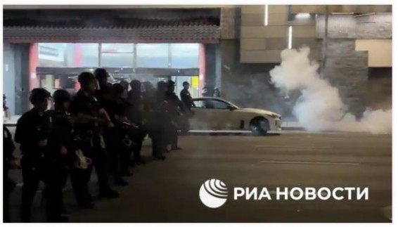 Протесты в Лос-Анджелесе: участники акции кидают в полицию фейерверки и громят магазины