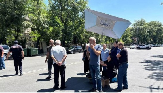 Родственники пропавших солдат прекратили акцию протеста в Ереване
