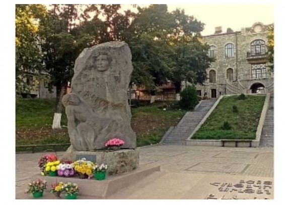 Азербайджанцы уничтожили памятник герою Арцаха Ашоту Гуляну (Бекору) в оккупированном Степанакерте