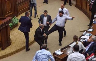 «Հրապարակ». «Սպասեք, կինոն դեռ առջեւում է». ՔՊ-ականներին հրահանգվել է դեռ ափեղ-ցփեղ չխոսել