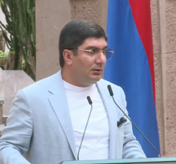 Տիգրան Ավինյան, էդ ժպիտով ձգտում եք սերիալի հերոս դառնալ, կխրախուսեմ Ձեզ. Մեսրոպ Մանուկյանը՝ Ավինյանին