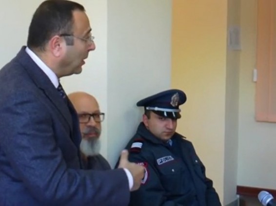 Դատարանը քննում է ոստիկանի կողմից Կարո Եղնուկյանի տուն ներխուժելու դեմ ներկայացված բողոքը