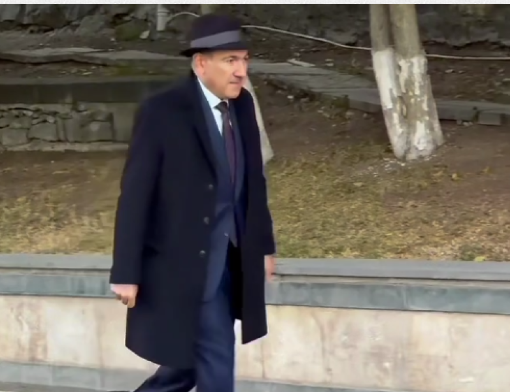 Փաշինյանը երրորդ տեսանյութն է հրապարակել՝ քայլում է ու տրանսպորտից օգտվում