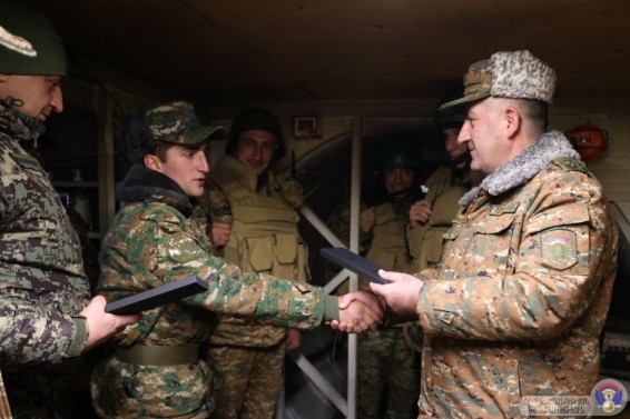 ԳՇ պետը դիրքերում հերթապահություն իրականացնող զինանձնակազմին հանձնել է արժեքավոր նվերներ