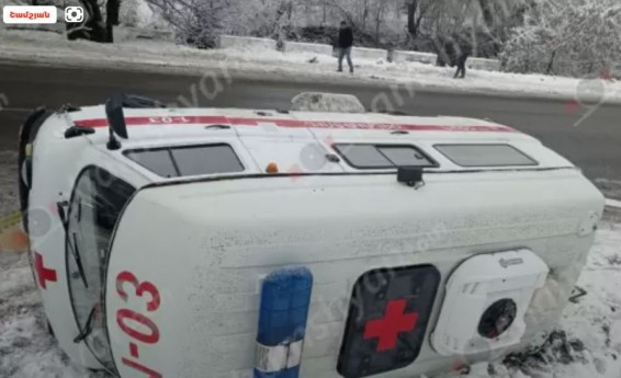 Из-за гололёда автомобиль скорой помощи медцентра «Берд» перевернулся возле Техута: медсестра доставлена в больницу