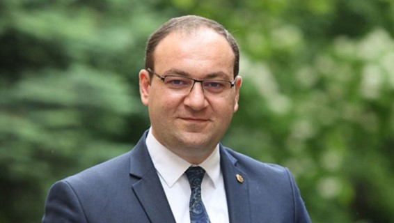 Գևորգ Սրբազանը խճճվել է իր հորինվածքների մեջ․ Արսեն Բաբայան