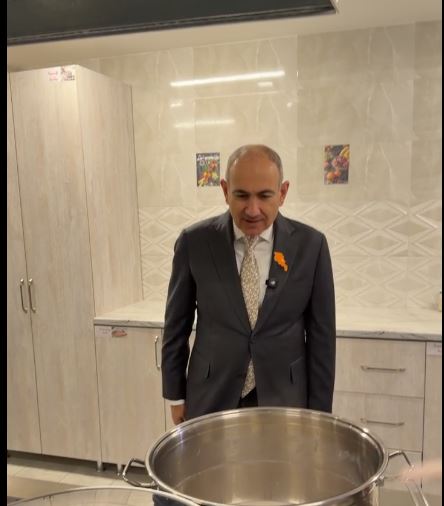 Շատ համով հոտեր են գալիս ձեր խոհանոցից. Փաշինյանը՝ Էջմիածնի մանկապարտեզում.
