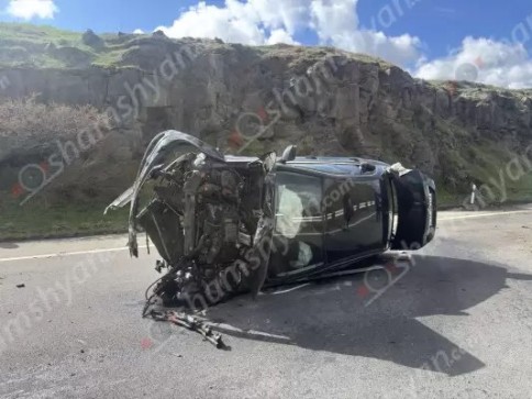 Կոտայքում «Mercedes»-ը բախվել է հողաթմբերին և հայտնվել ճանապարհի մեջտեղում. կա վիրավոր