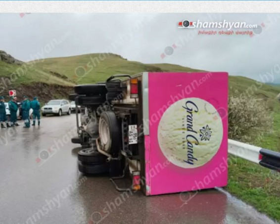«Grand Candy» ընկերության մեքենան բախվել է արգելապատնեշին և կողաշրջվել, վարորդը սթափ չի եղել