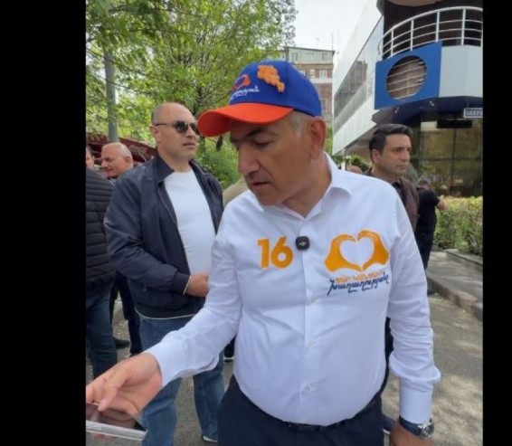 «Չոքացնելու, կզացնելու եմ սաղիդ. հատ-հատ մասկեքը կոխելու եմ համապատասխան տեղերդ». Փաշինյանը հունից դուրս էր եկել (Տեսանյութ)