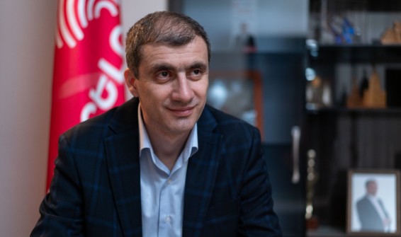 Պապիկյանը Լոռիում ասում է, որ նախկինները չպետք է վերադառնան. կողքին կանգնած է 1991թ-ից մինչև օրս գյուղապետ «ընտրված» նախկին. Առաքելյան
