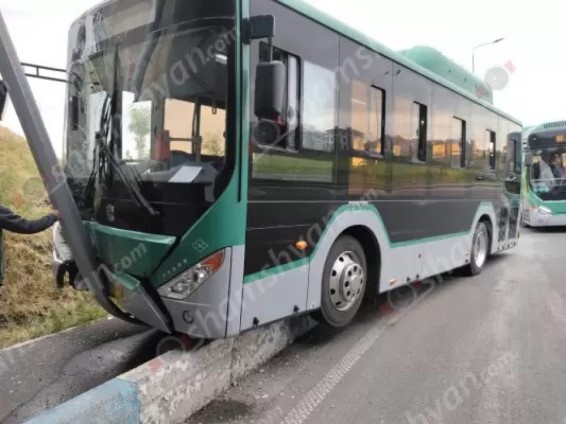 57 համարի ավտոբուսը բախվել է էլեկտրասյանը