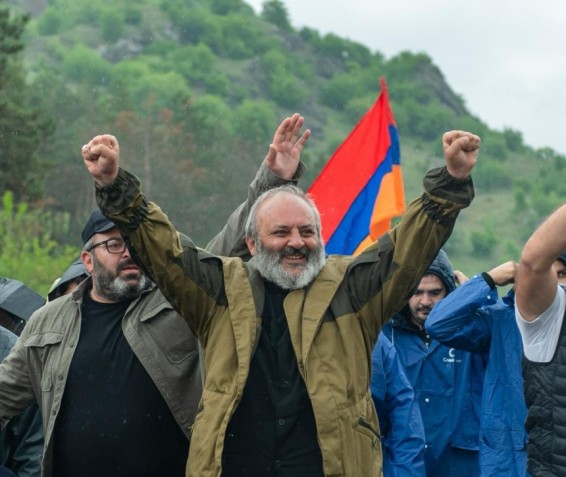 Դատարկ սեղանի շուրջ, բայց իմաստության ու լավատեսության առատությամբ ԱԱԾ մեկուսարանում նշել են Բագրատ Սրբազանի 55-ամյակը