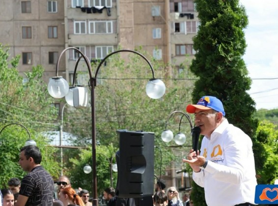 Փաշինյանը խուսափո՞ւմ է շիրակցիների հետ ուղիղ շփումից. նա միայն ելույթ է ունենում, երեխաների հետ լուսանկարվում ու թխվածքաբլիթ բաժանում