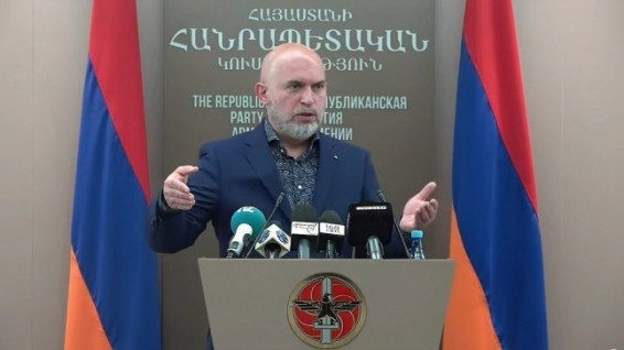 Գործող կառավարիչն առաջնորդվում է վախերով և քմահաճույքներով, իսկ Արմենը մշտապես նրա «կոկորդում» է
