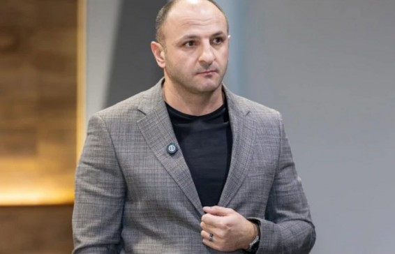 «Գնալու ենք մինչև վերջ». Հայտնի է՝ ինչո՞ւ են խուզարկում Կարեն Սիմոնյանի բնակարանը